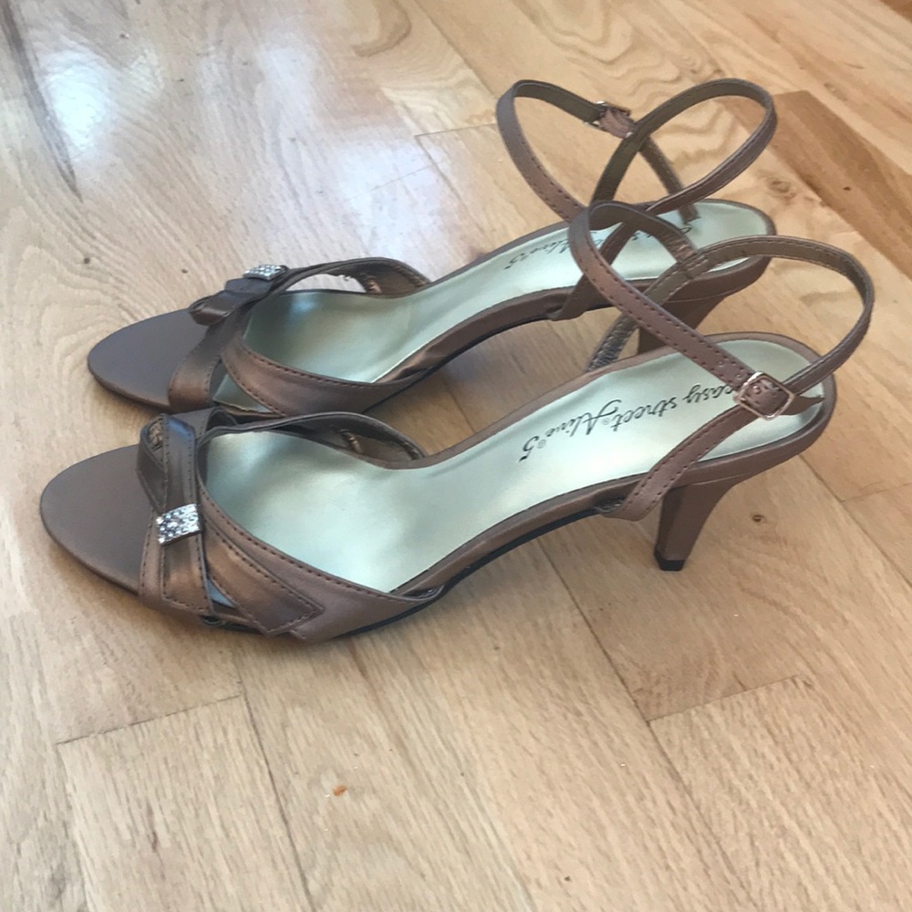 Dress sandals in EUC!